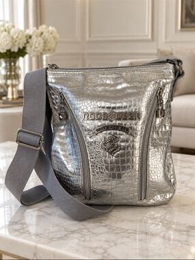 Gorgeous Vintage Rocawear Silver Croc-Embossed Crossbody with Gray Strap❤️